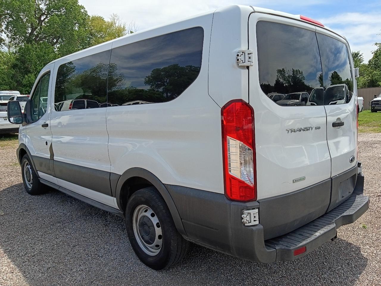 Ford Transit 150 Wagon Low Roof XL w/Sliding Pass. 130-in. WB 2015