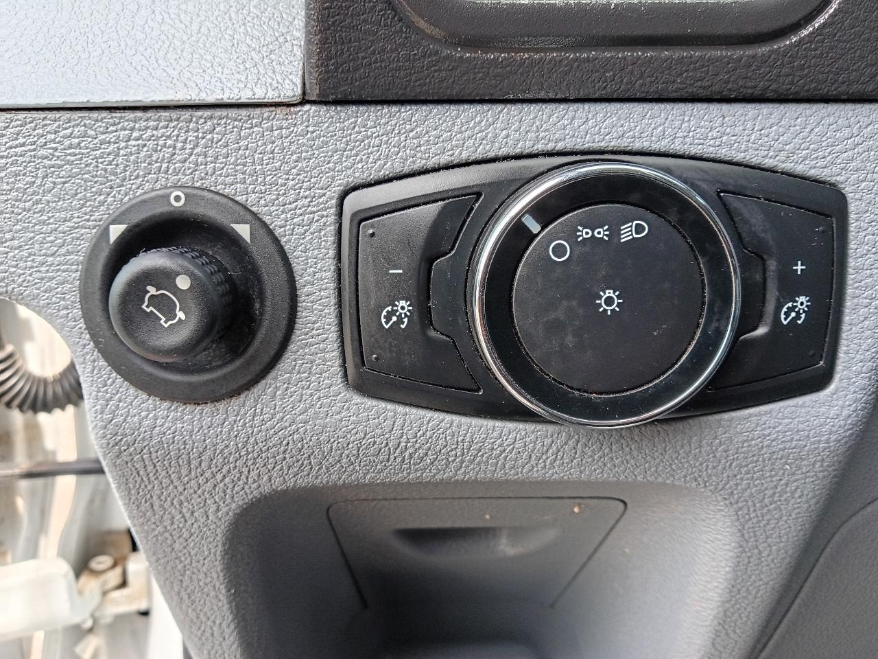Ford Transit 150 Wagon Low Roof XL w/Sliding Pass. 130-in. WB 2015