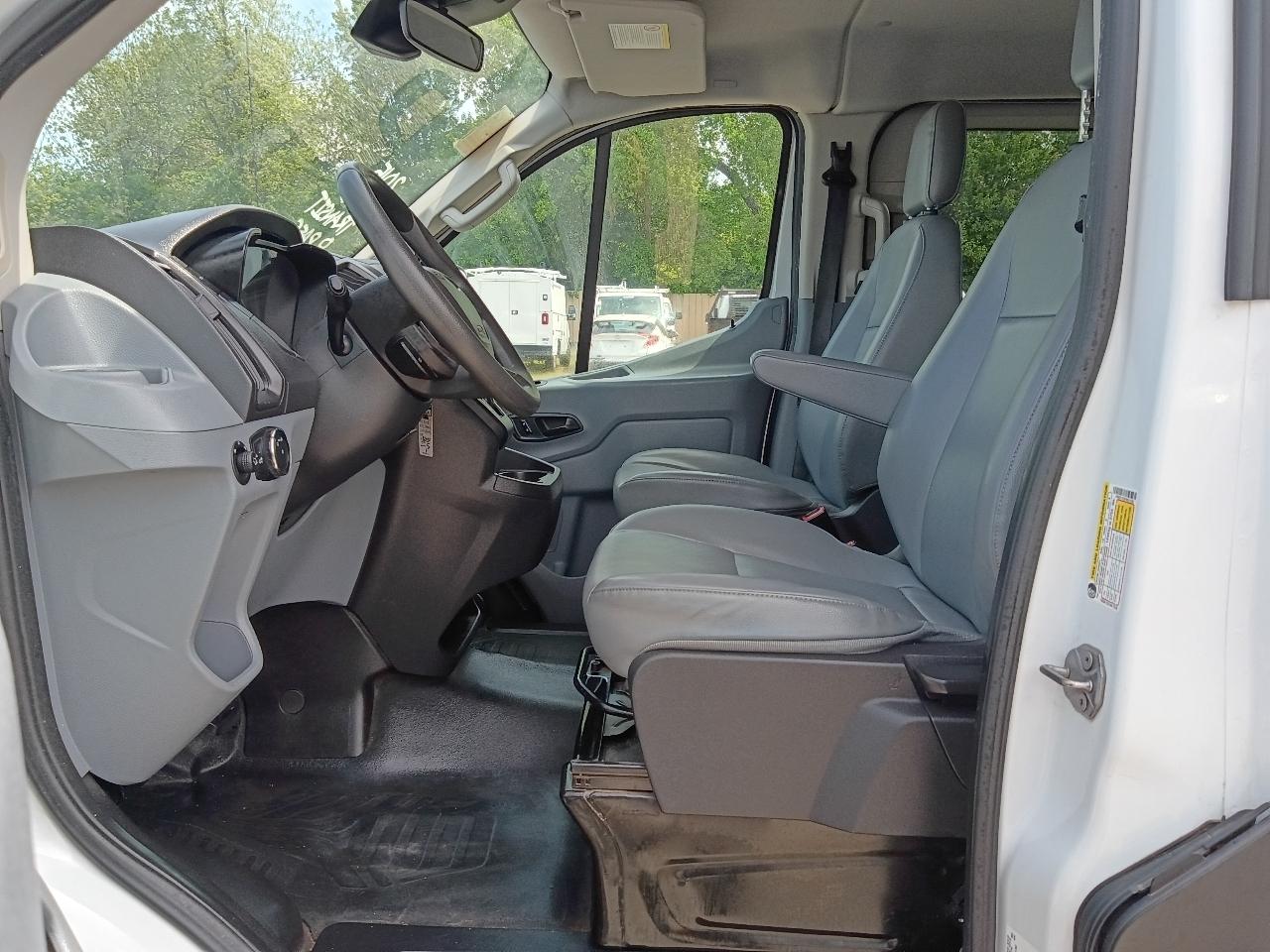 Ford Transit 150 Wagon Low Roof XL w/Sliding Pass. 130-in. WB 2015