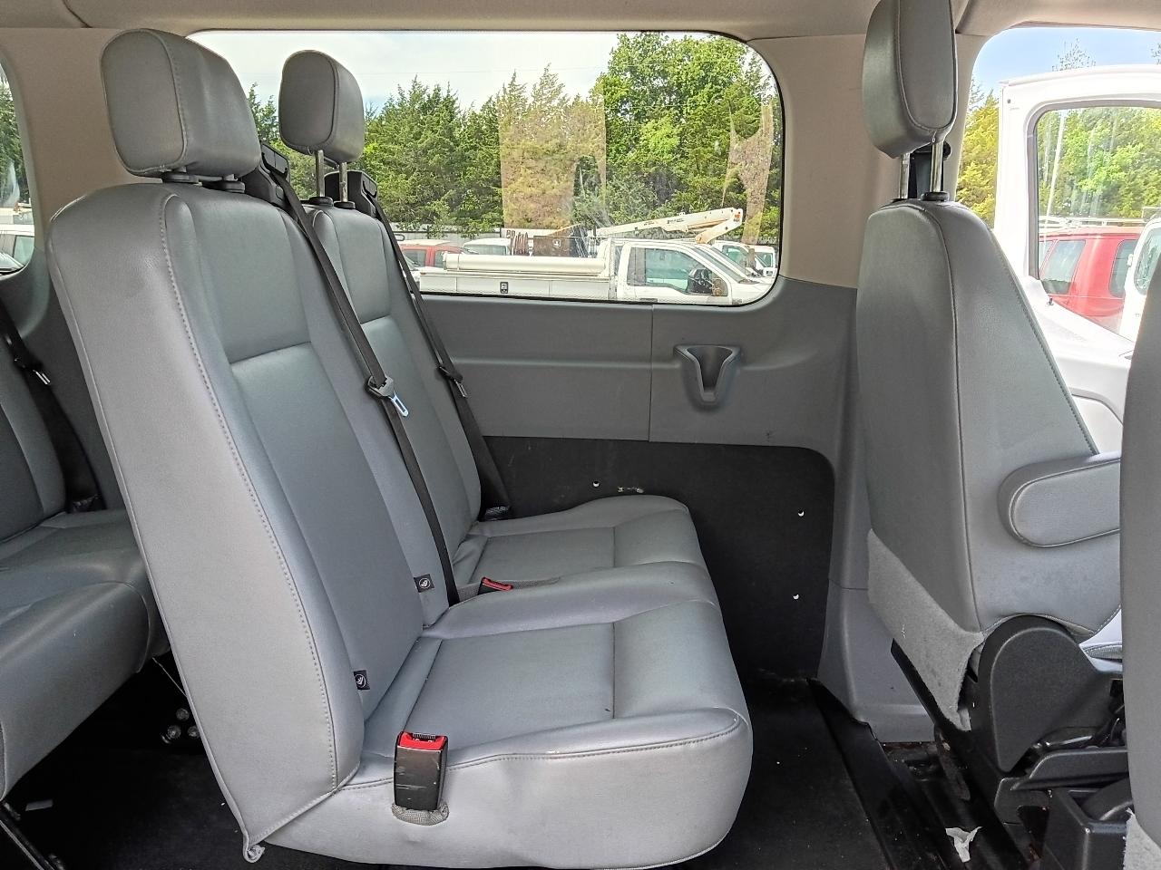 Ford Transit 150 Wagon Low Roof XL w/Sliding Pass. 130-in. WB 2015