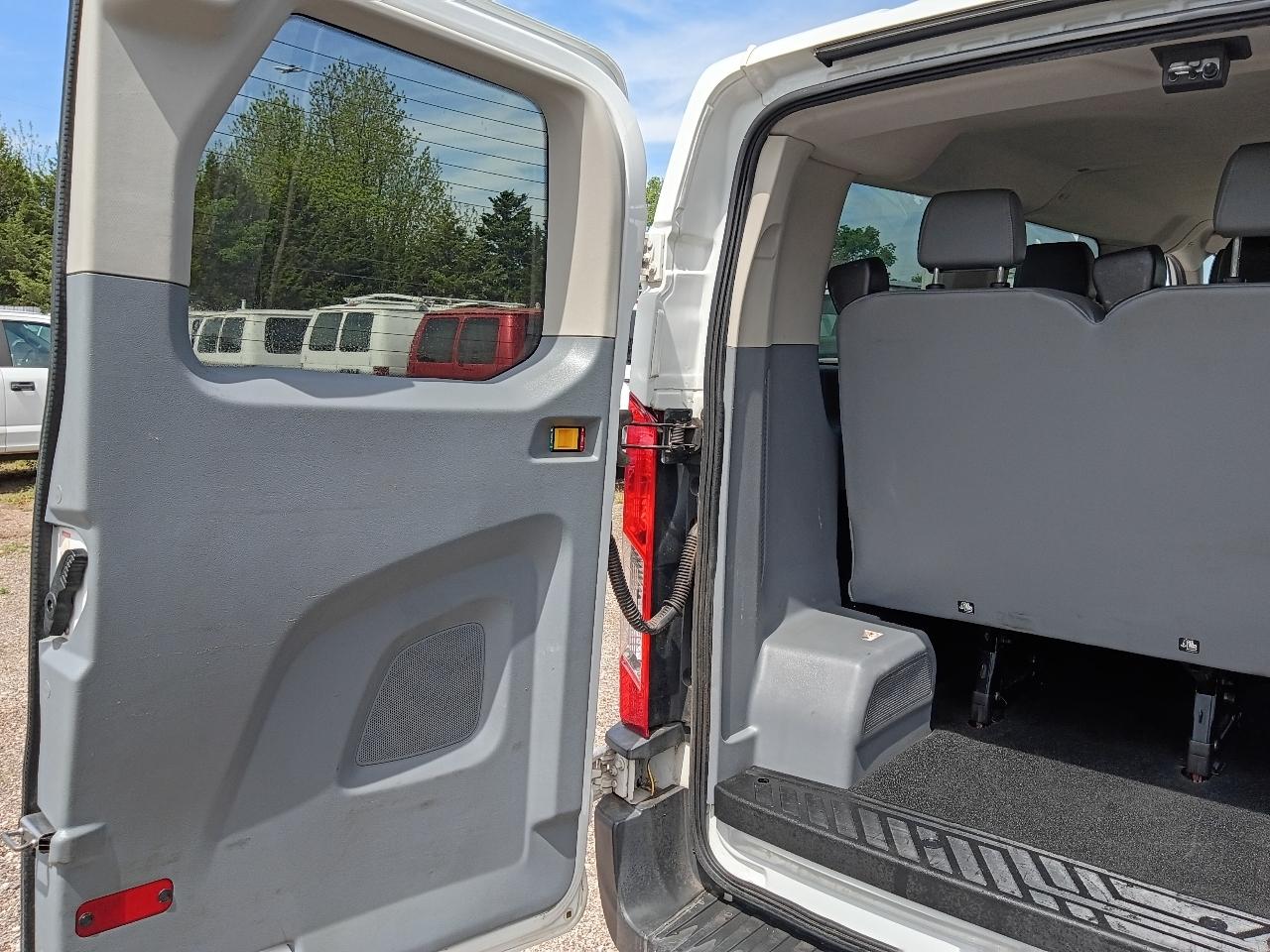 Ford Transit 150 Wagon Low Roof XL w/Sliding Pass. 130-in. WB 2015