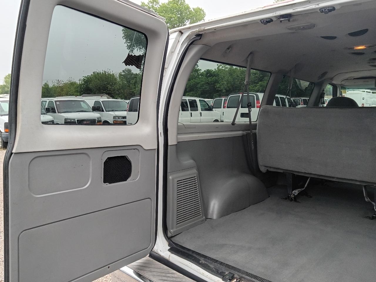 Ford Econoline E-150 XL 2003