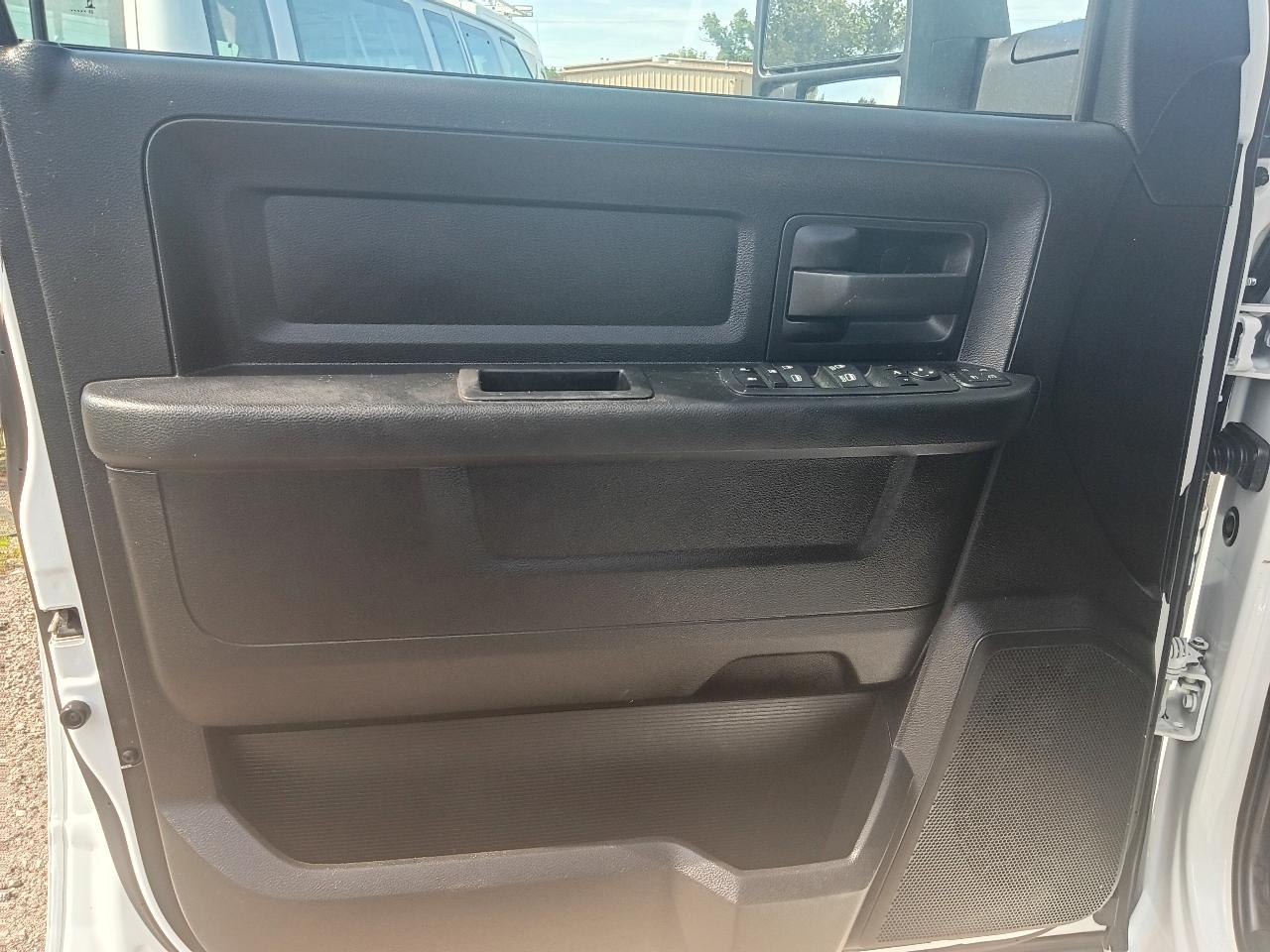 RAM 3500 Tradesman Crew Cab 4WD DRW 2024