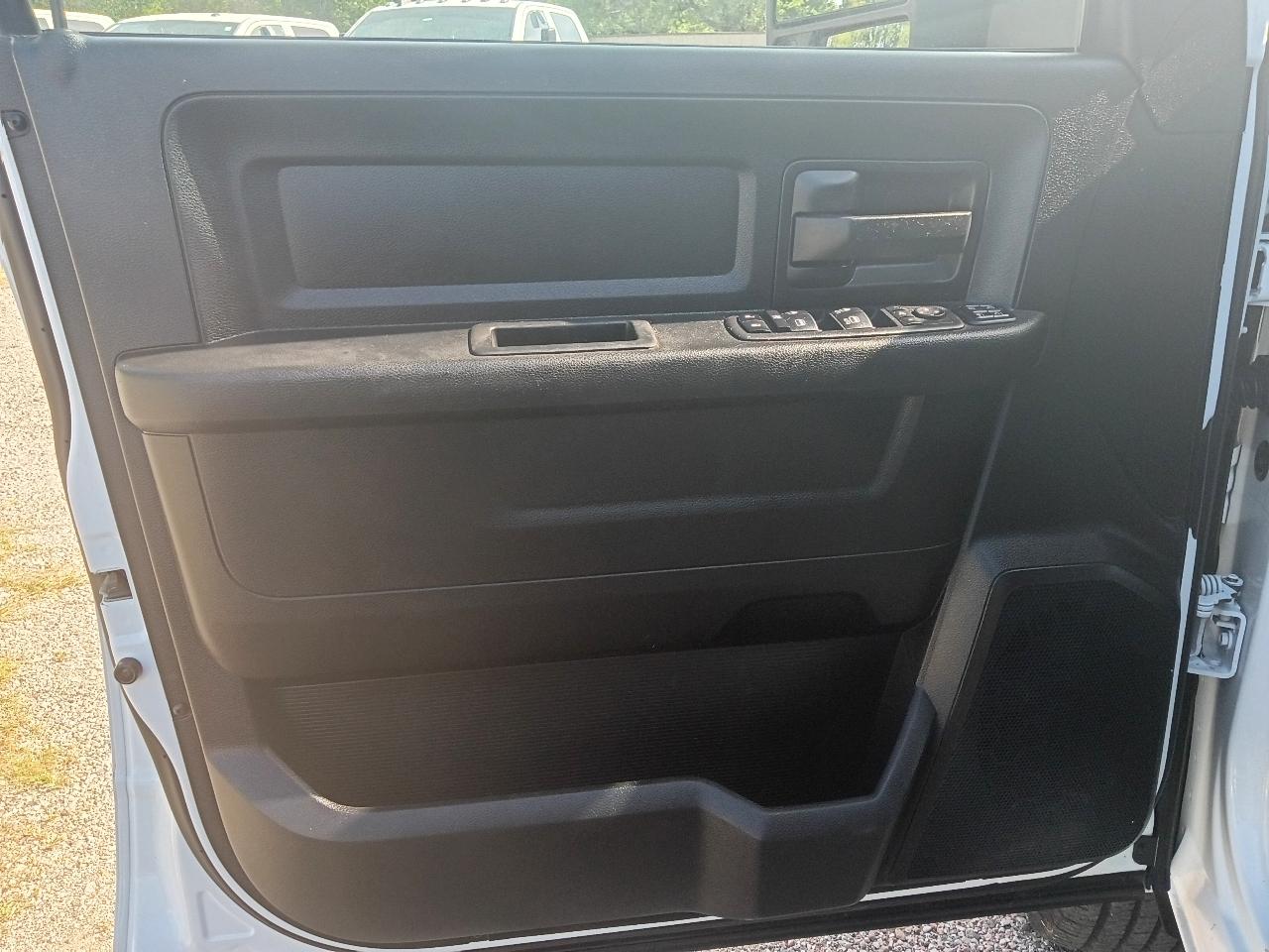 RAM 3500 Tradesman Crew Cab 4WD DRW 2024