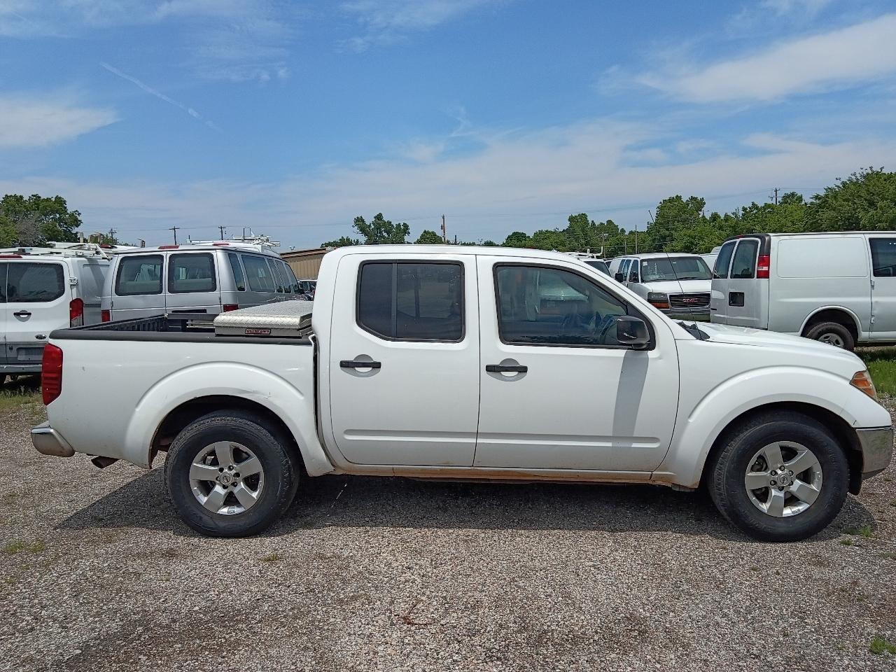 Nissan Frontier LE Crew Cab 2WD 2010