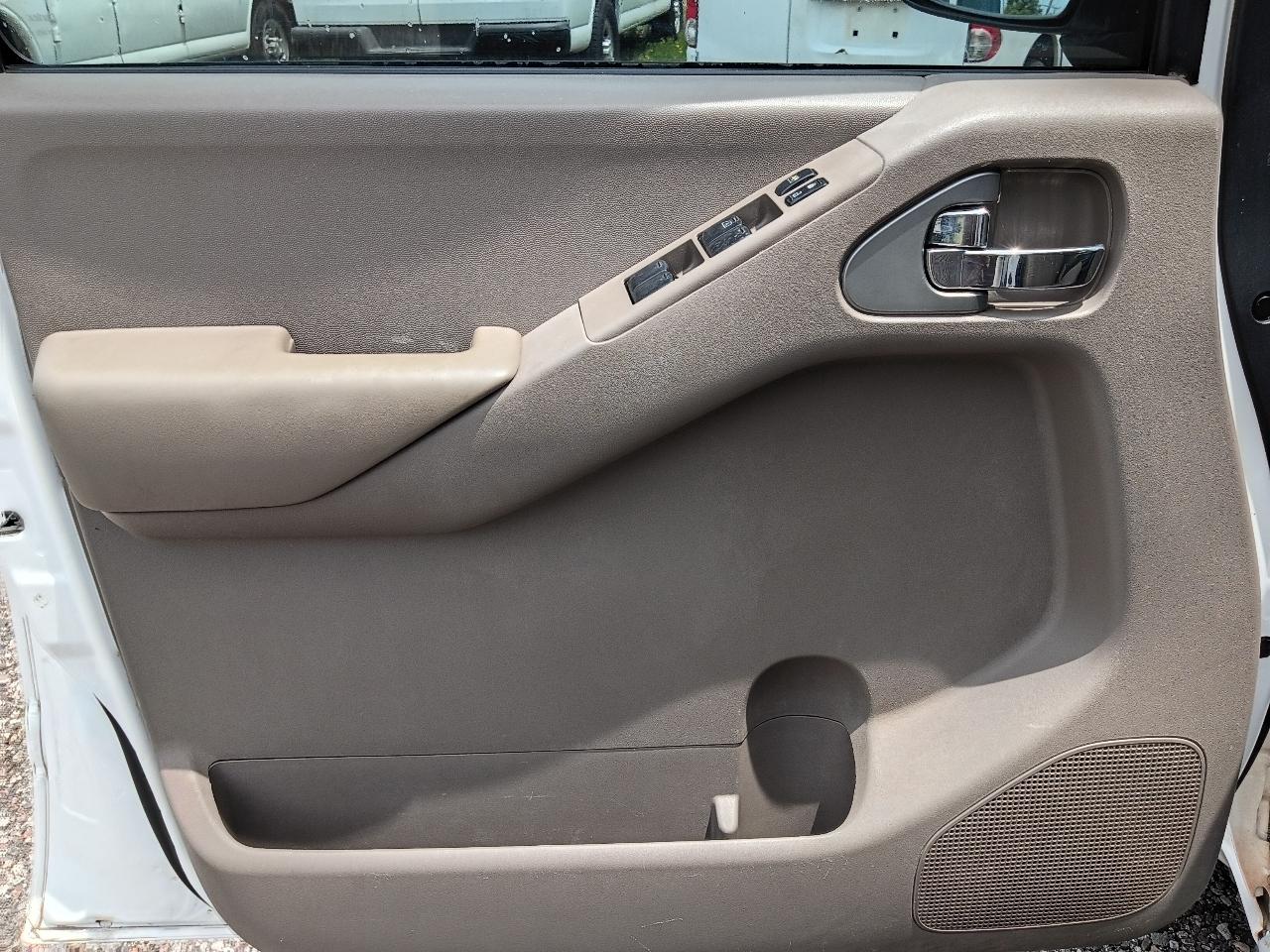 Nissan Frontier LE Crew Cab 2WD 2010