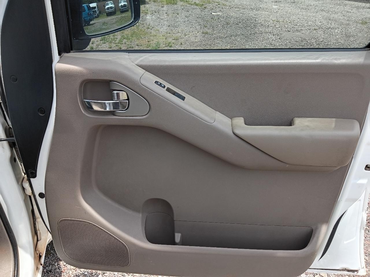 Nissan Frontier LE Crew Cab 2WD 2010