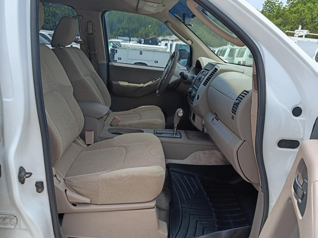 Nissan Frontier LE Crew Cab 2WD 2010