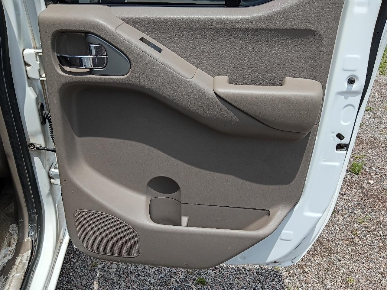 Nissan Frontier LE Crew Cab 2WD 2010