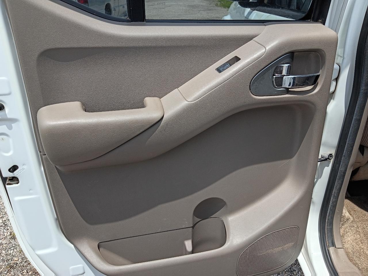Nissan Frontier LE Crew Cab 2WD 2010