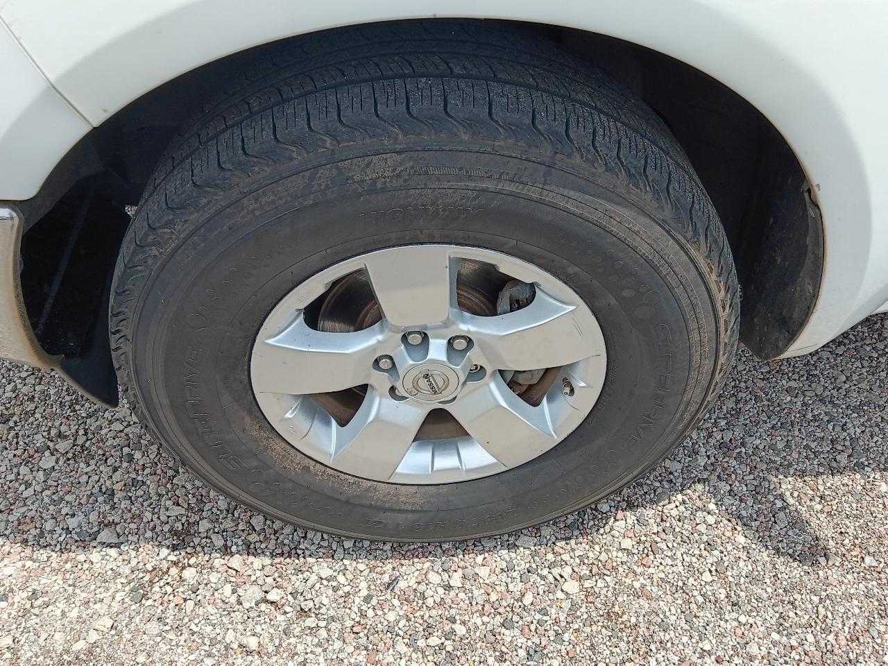 Nissan Frontier LE Crew Cab 2WD 2010