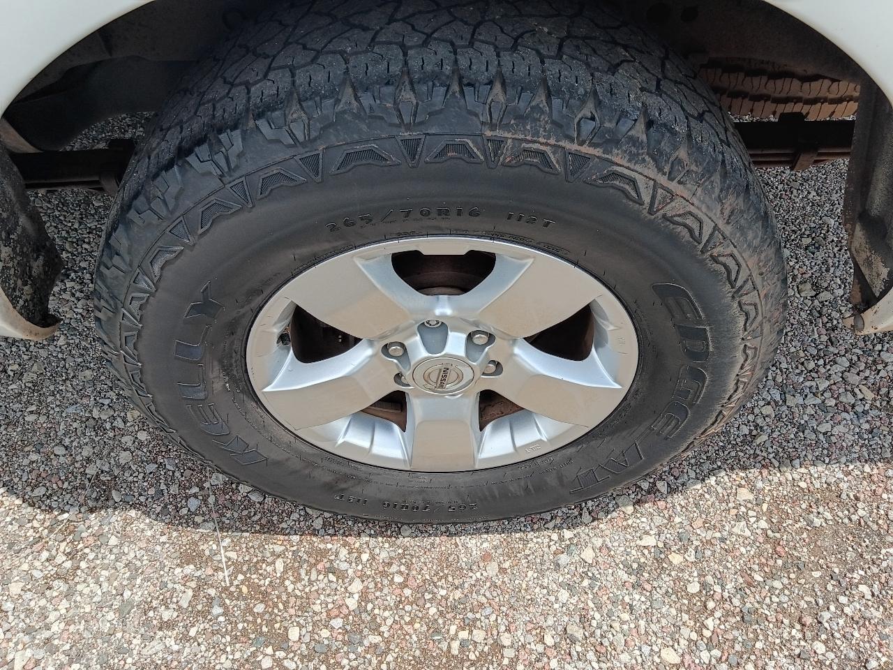Nissan Frontier LE Crew Cab 2WD 2010