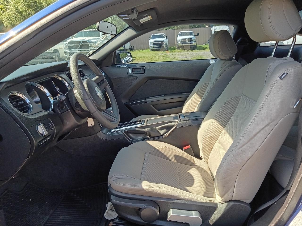 Ford Mustang V6 Coupe 2012