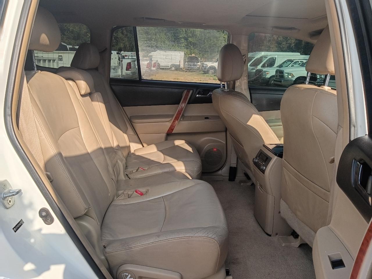 Toyota Highlander Limited 2WD 2010