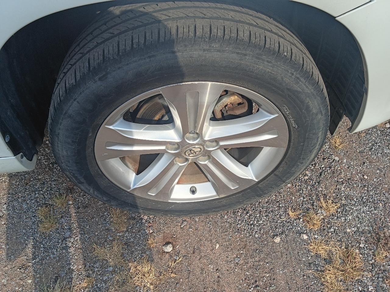 Toyota Highlander Limited 2WD 2010