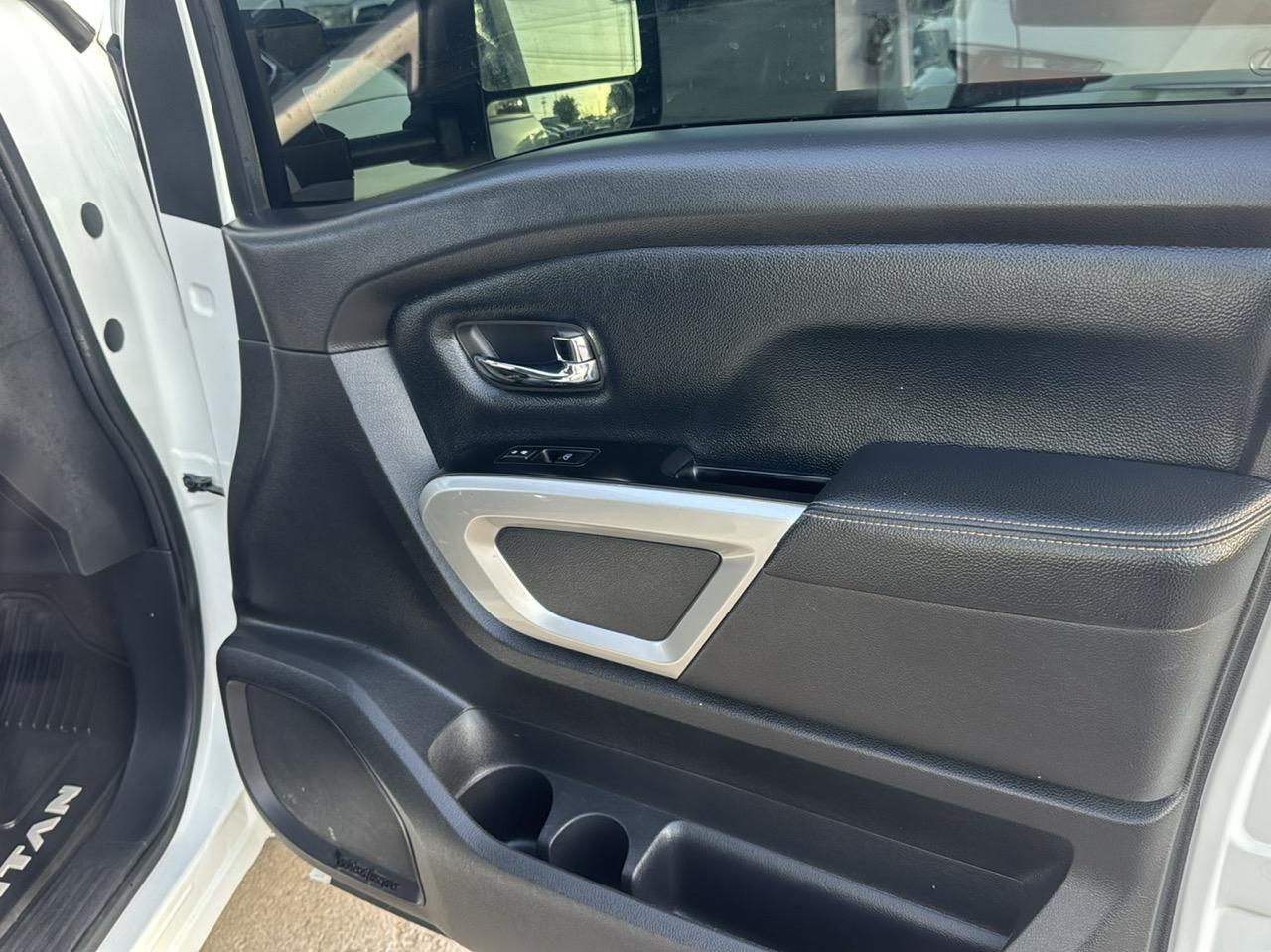 Nissan Titan PRO-4X Crew Cab 4WD 2018