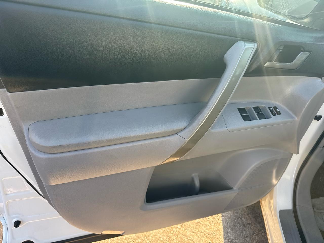 Toyota Highlander Base 2WD V6 2012