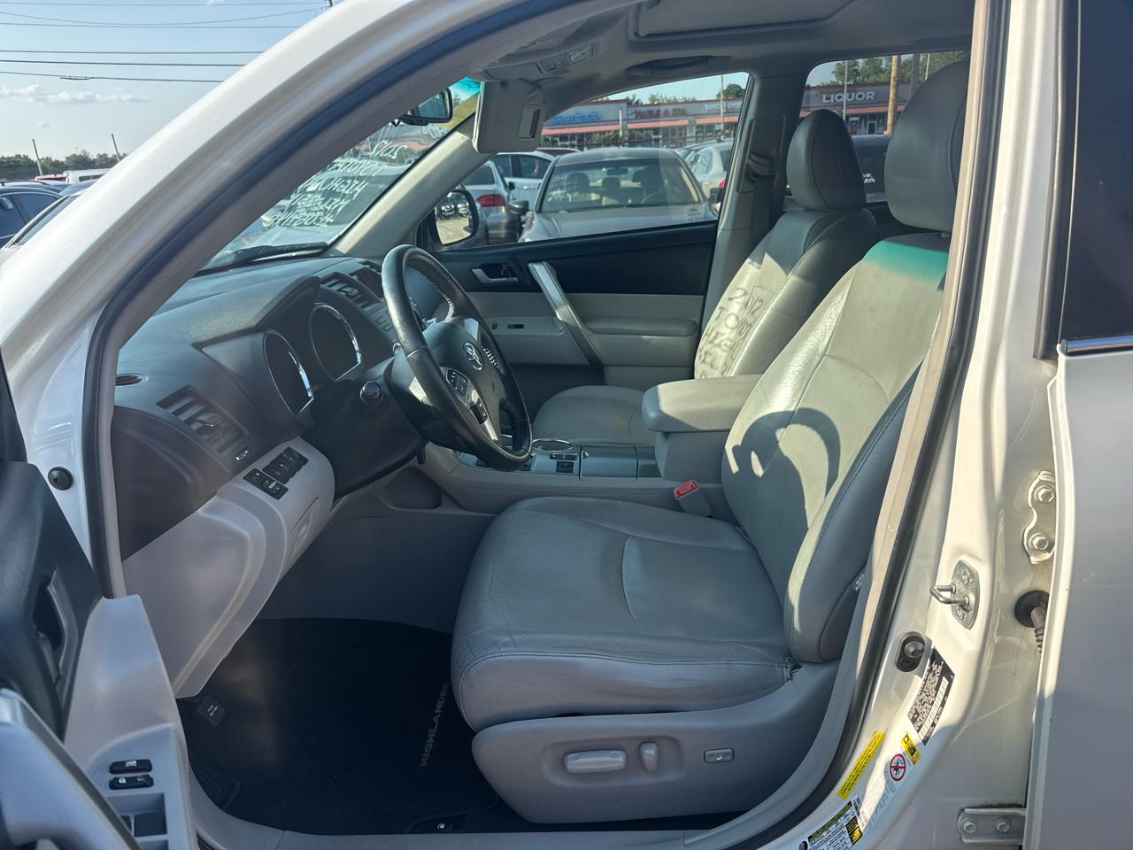 Toyota Highlander Base 2WD V6 2012