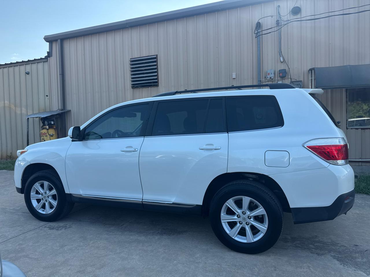 Toyota Highlander Base 2WD V6 2012