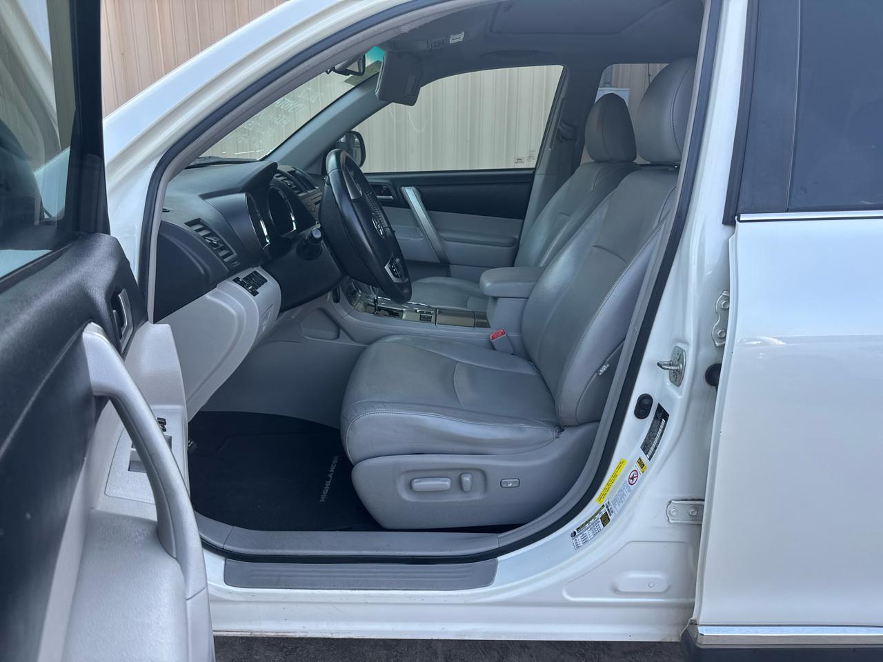 Toyota Highlander Base 2WD V6 2012