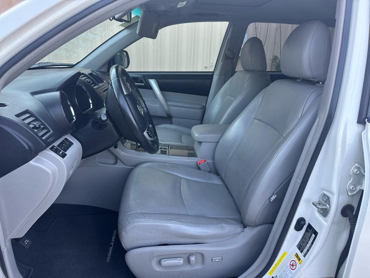 Toyota Highlander Base 2WD V6 2012
