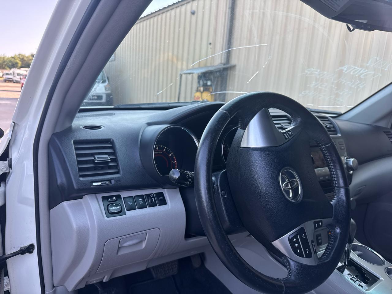 Toyota Highlander Base 2WD V6 2012