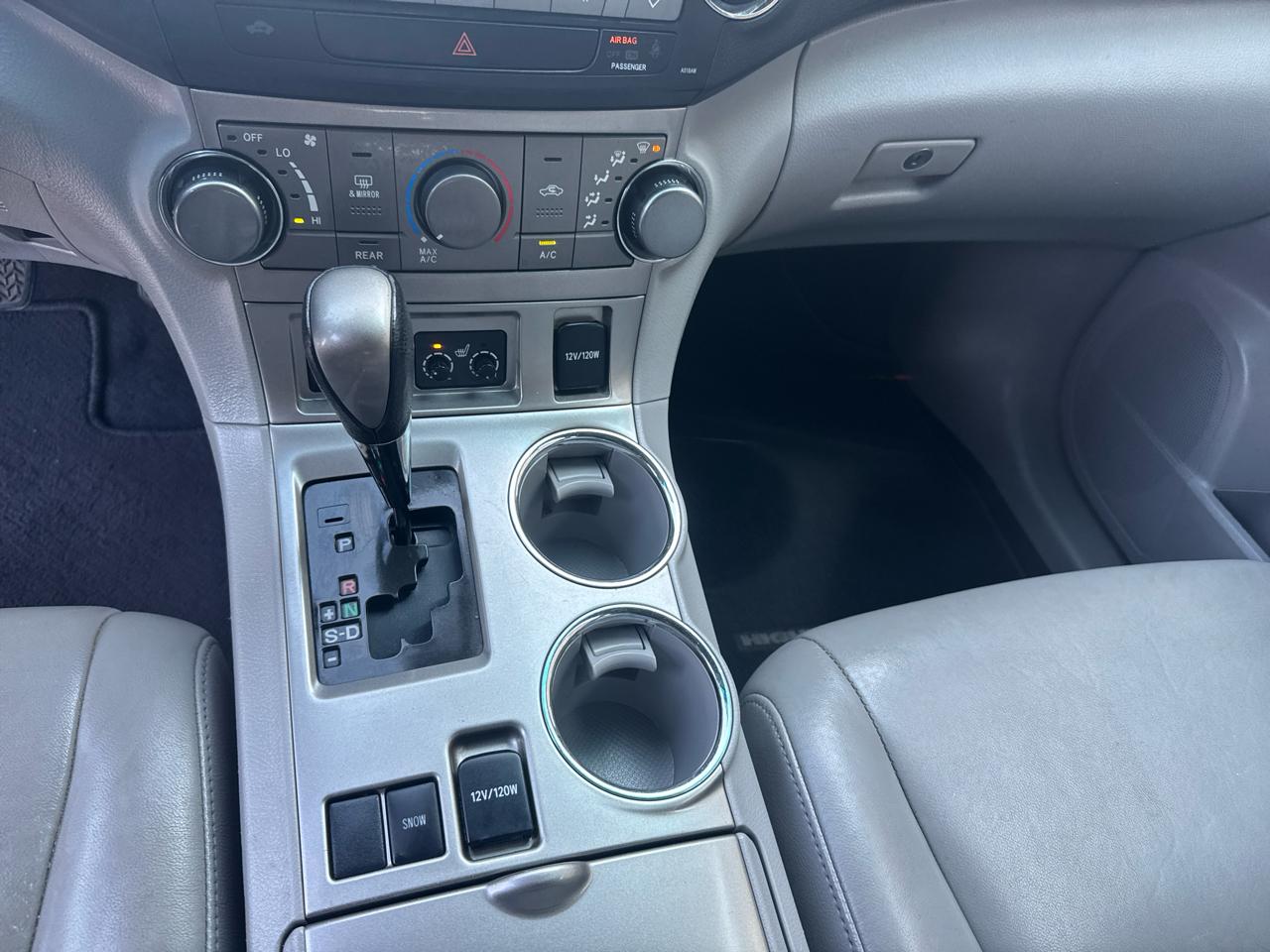Toyota Highlander Base 2WD V6 2012