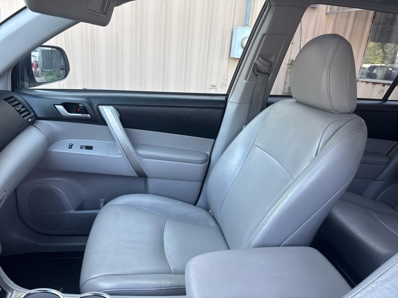 Toyota Highlander Base 2WD V6 2012