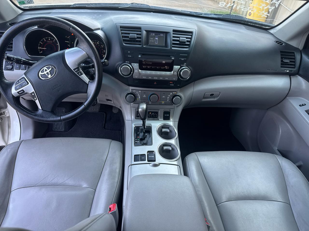 Toyota Highlander Base 2WD V6 2012