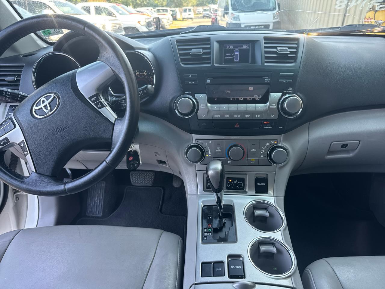 Toyota Highlander Base 2WD V6 2012