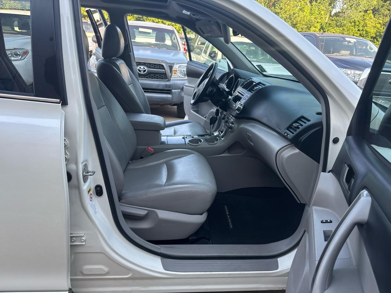 Toyota Highlander Base 2WD V6 2012