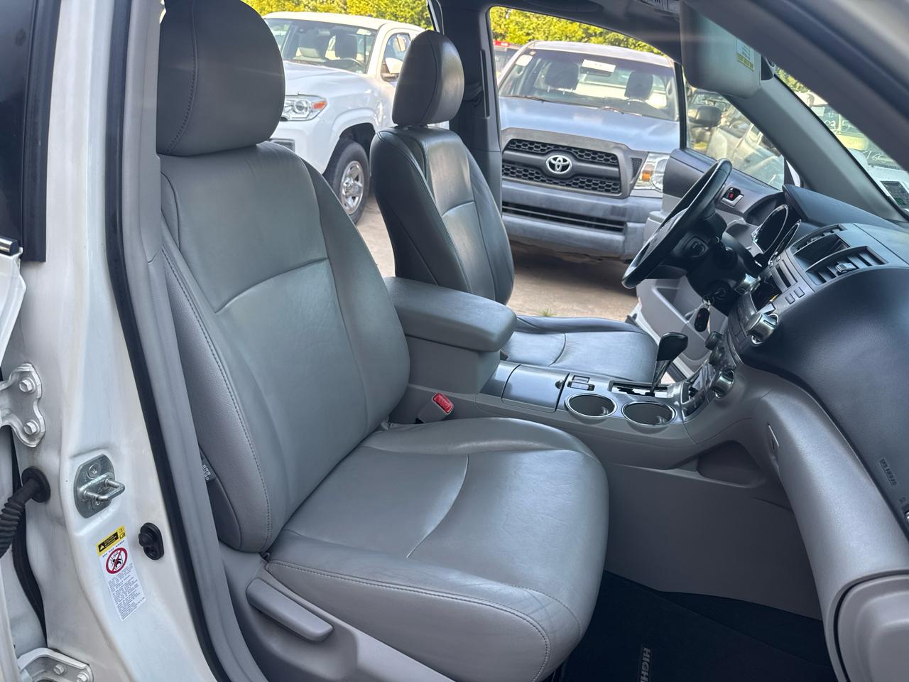 Toyota Highlander Base 2WD V6 2012