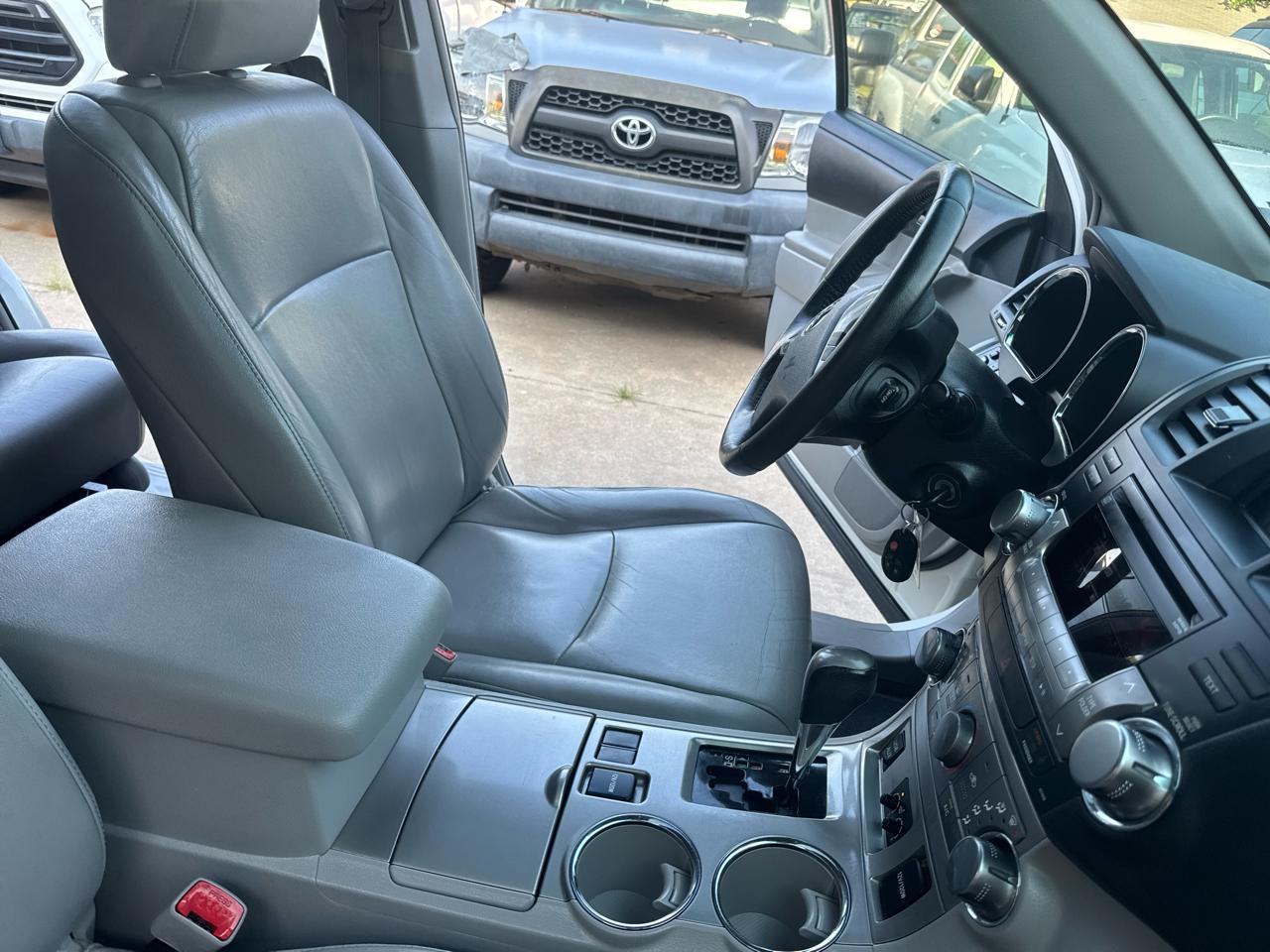 Toyota Highlander Base 2WD V6 2012