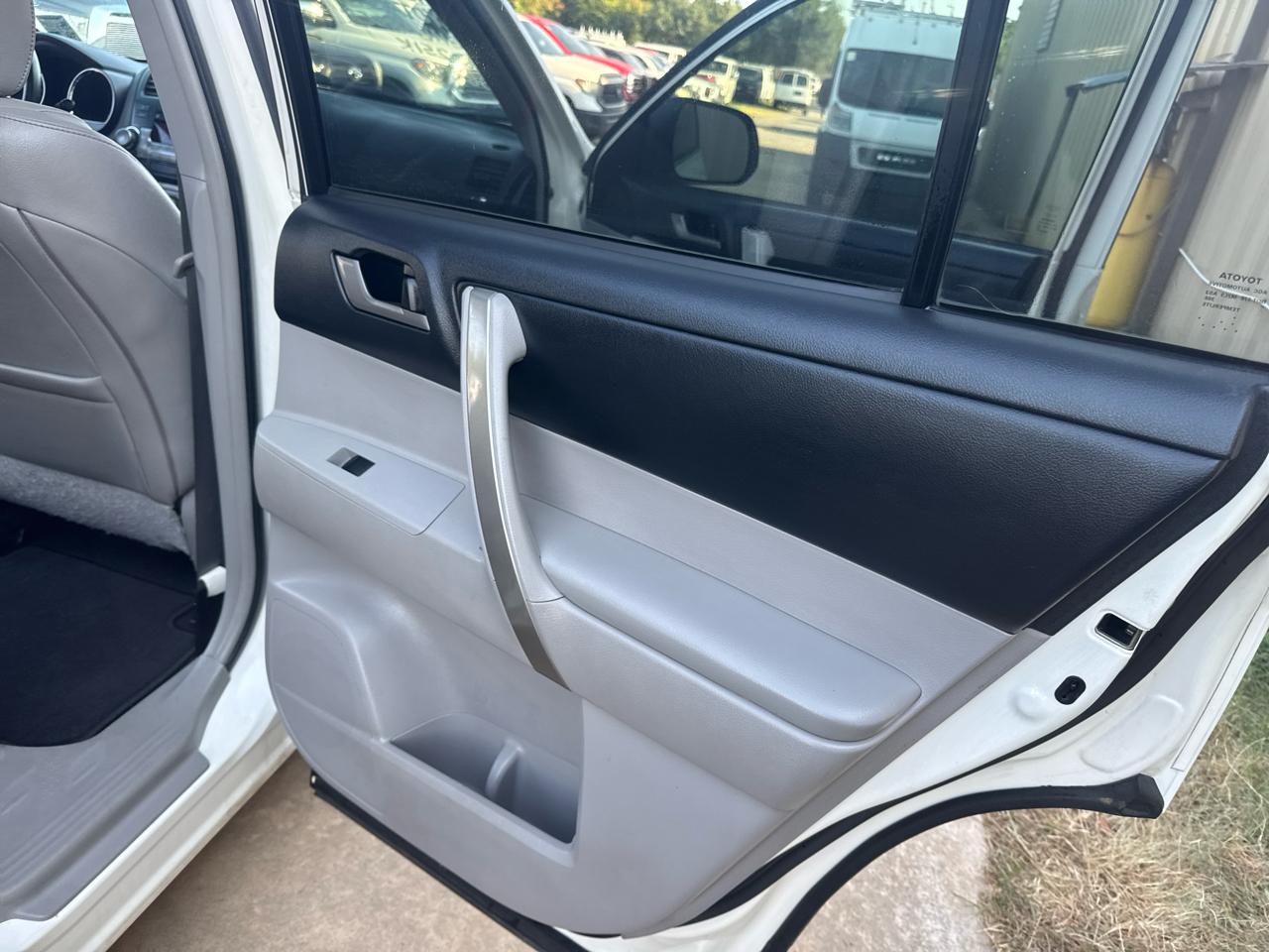 Toyota Highlander Base 2WD V6 2012