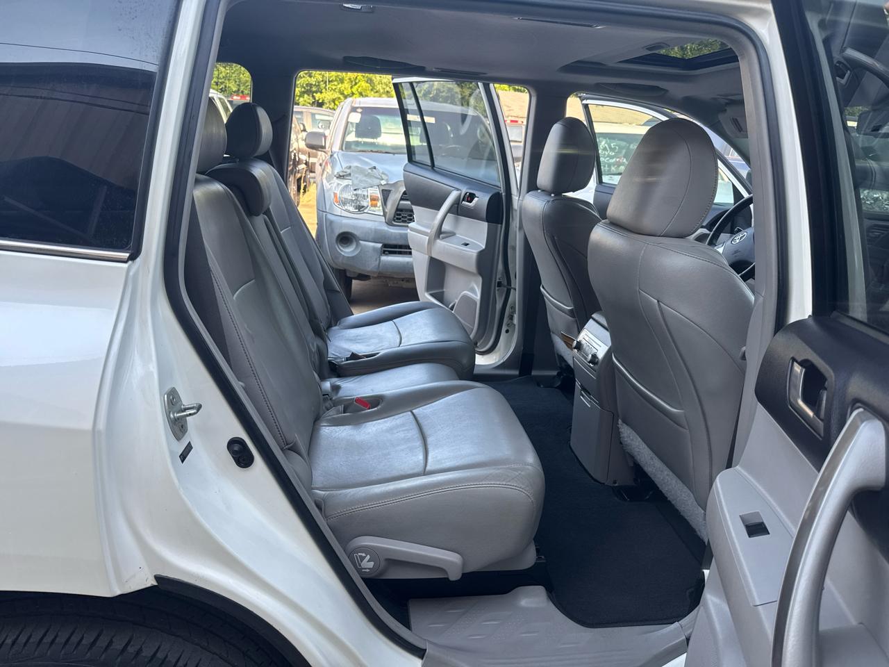 Toyota Highlander Base 2WD V6 2012