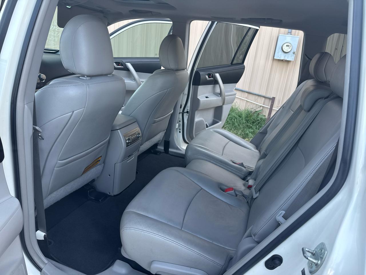 Toyota Highlander Base 2WD V6 2012
