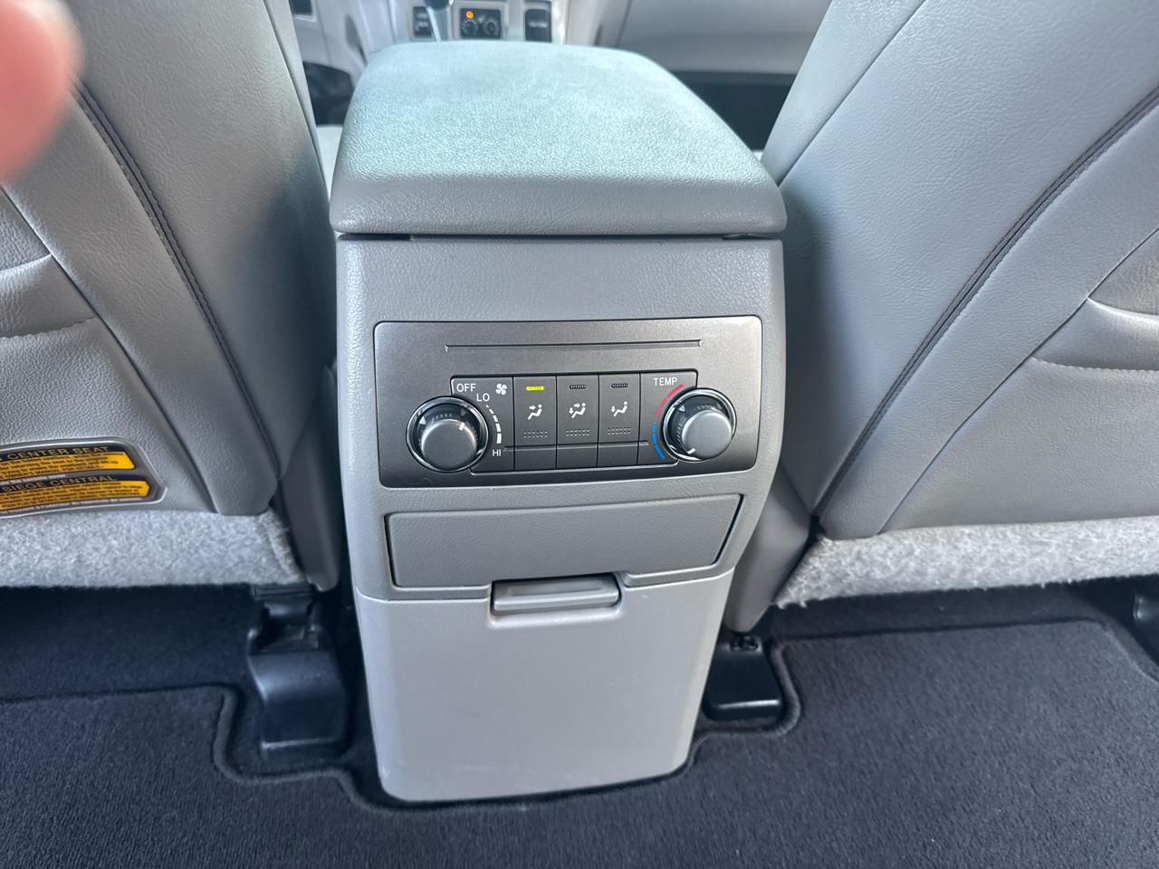 Toyota Highlander Base 2WD V6 2012