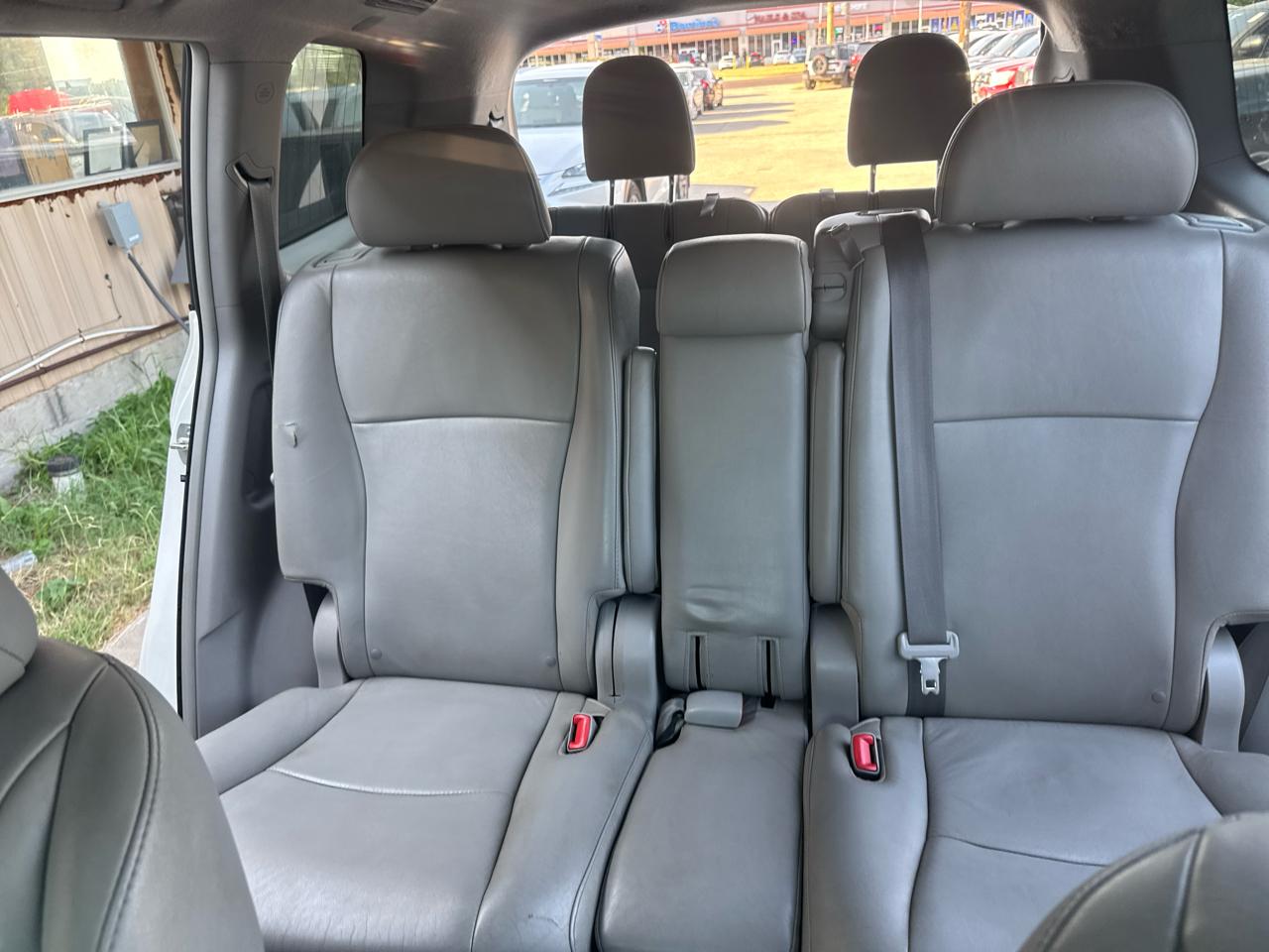 Toyota Highlander Base 2WD V6 2012