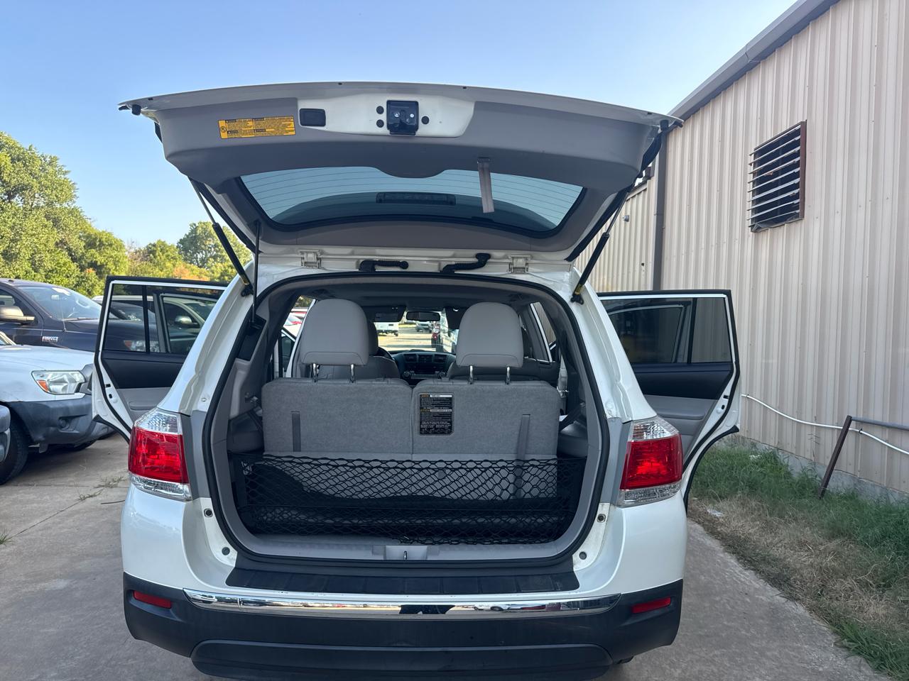 Toyota Highlander Base 2WD V6 2012