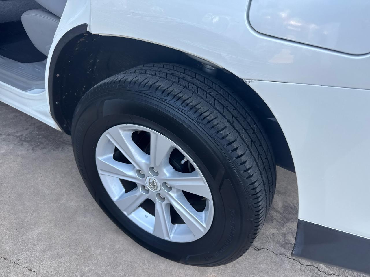 Toyota Highlander Base 2WD V6 2012