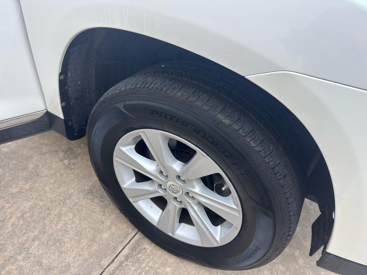 Toyota Highlander Base 2WD V6 2012