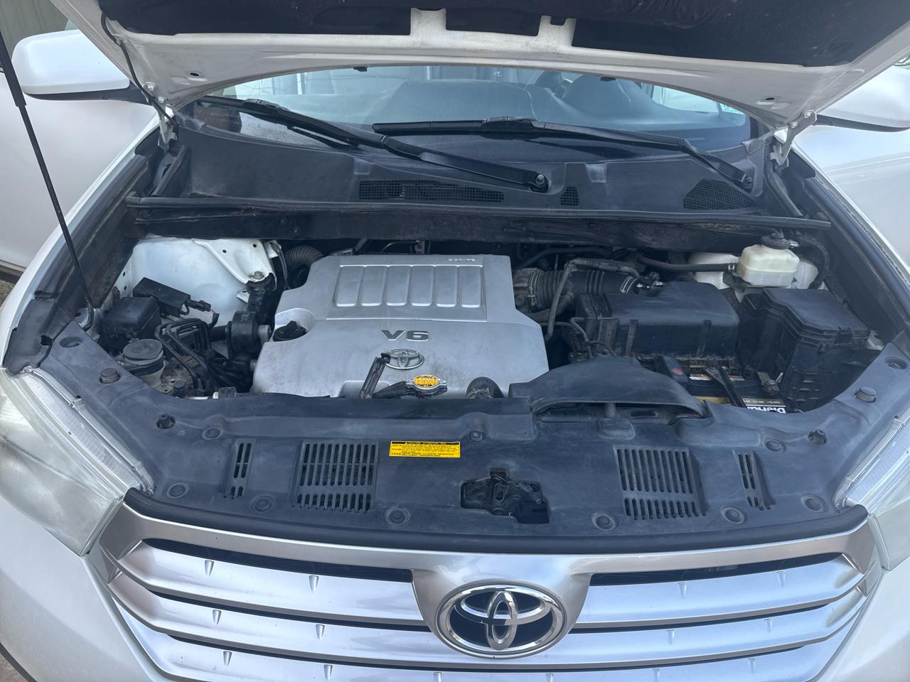 Toyota Highlander Base 2WD V6 2012