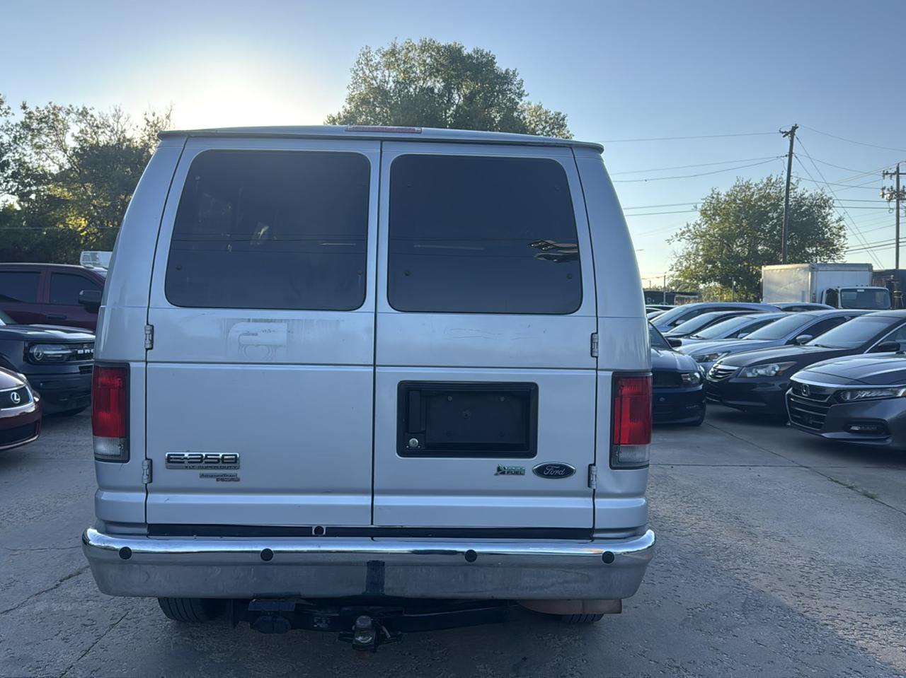 Ford Econoline E-350 XL Super Duty 2014