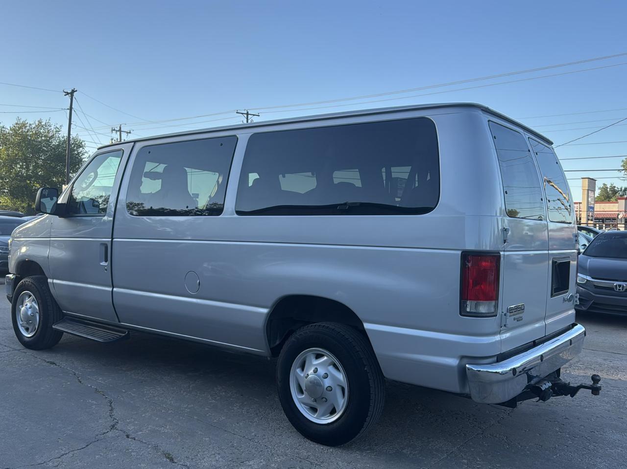 Ford Econoline E-350 XL Super Duty 2014