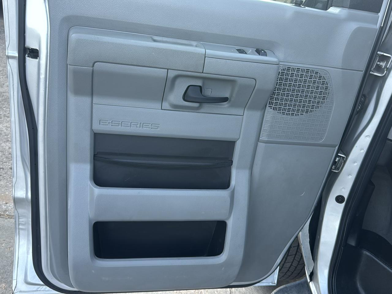 Ford Econoline E-350 XL Super Duty 2014
