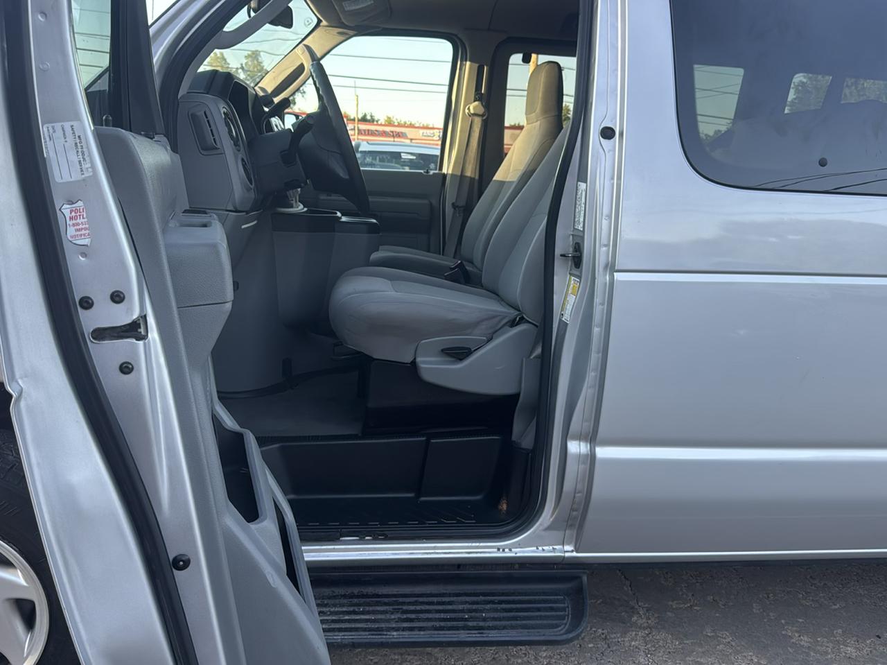 Ford Econoline E-350 XL Super Duty 2014