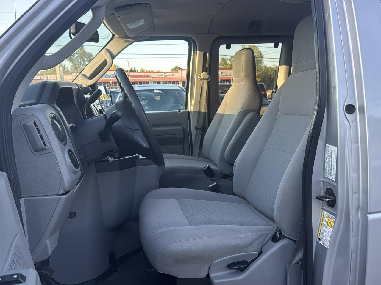 Ford Econoline E-350 XL Super Duty 2014