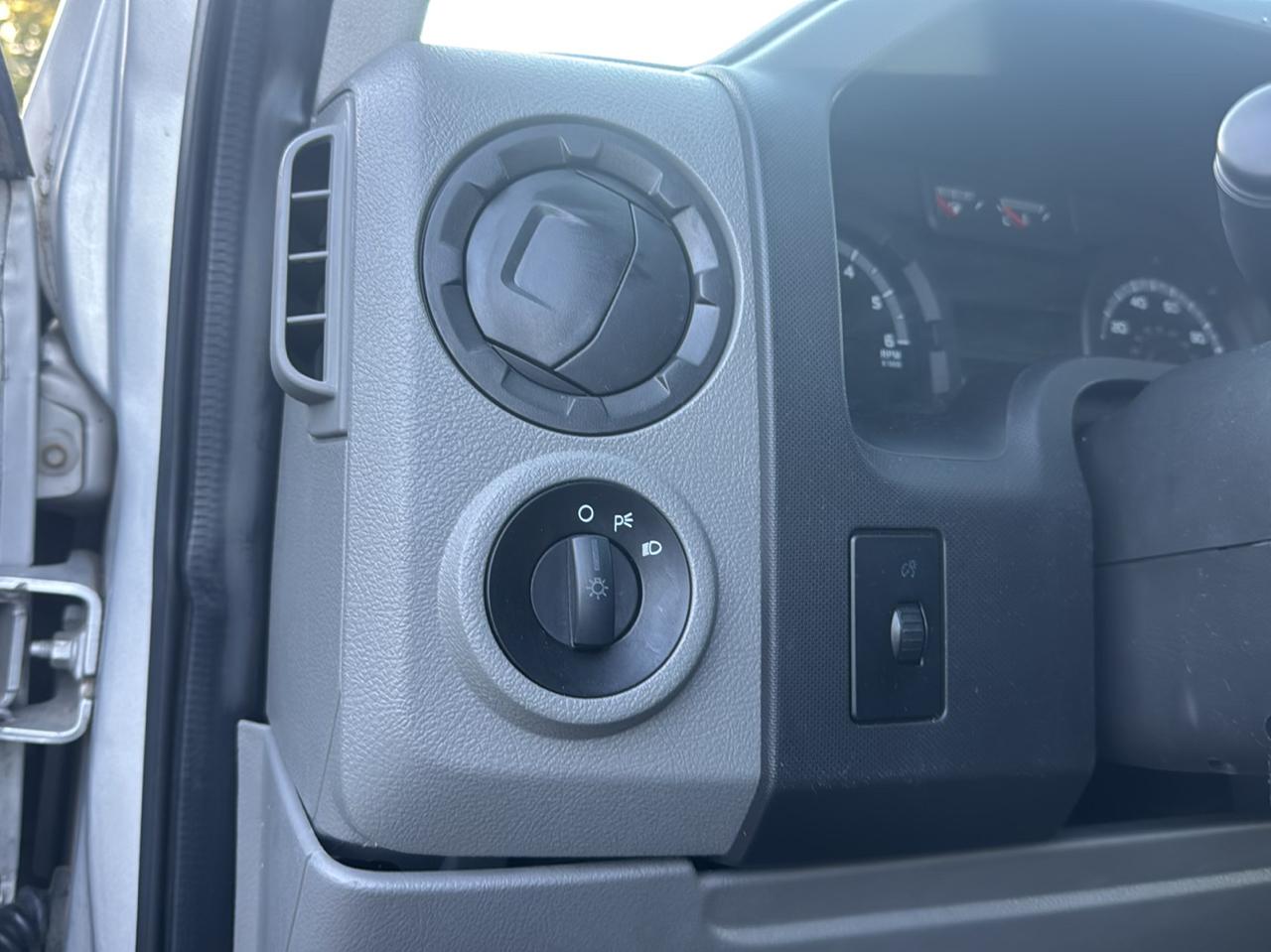 Ford Econoline E-350 XL Super Duty 2014