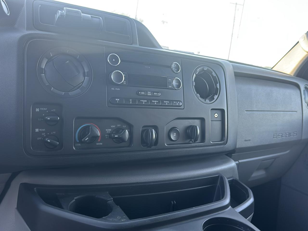 Ford Econoline E-350 XL Super Duty 2014