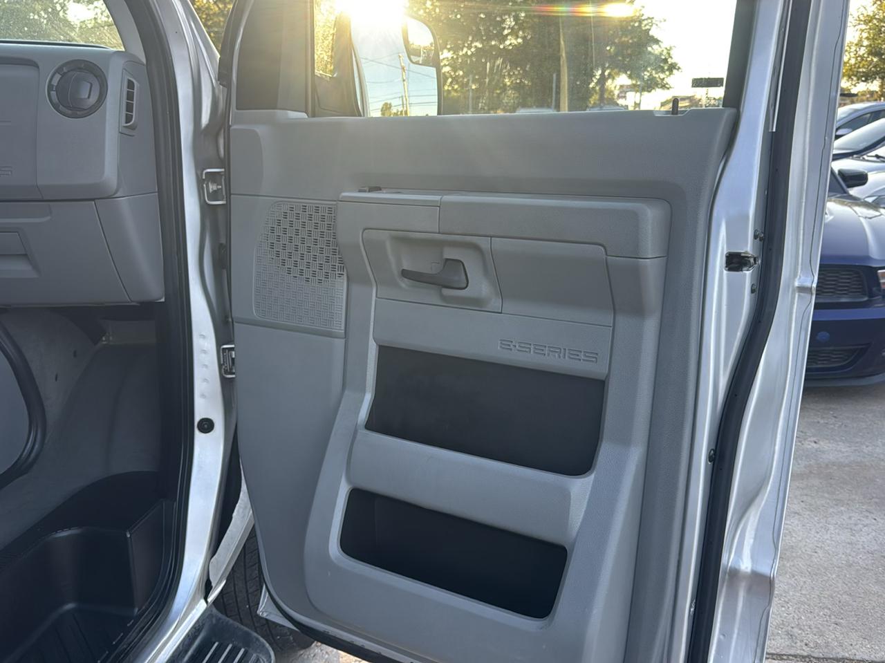 Ford Econoline E-350 XL Super Duty 2014